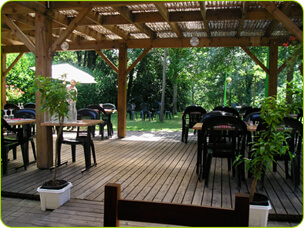 Terrasse ombrag&eacute;e du Camping de Castres
