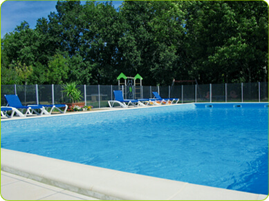 piscine et solarium du Camping de Gourjade