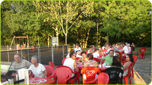 Aire de jeux et terrasse du Camping de Castres